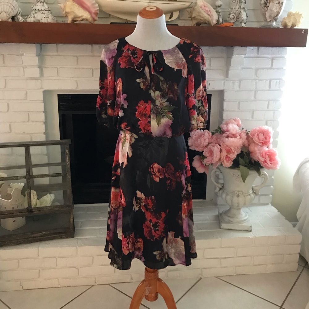 Adrianna Papell Black With floral Print Tie Neck Blouson dress size 6.